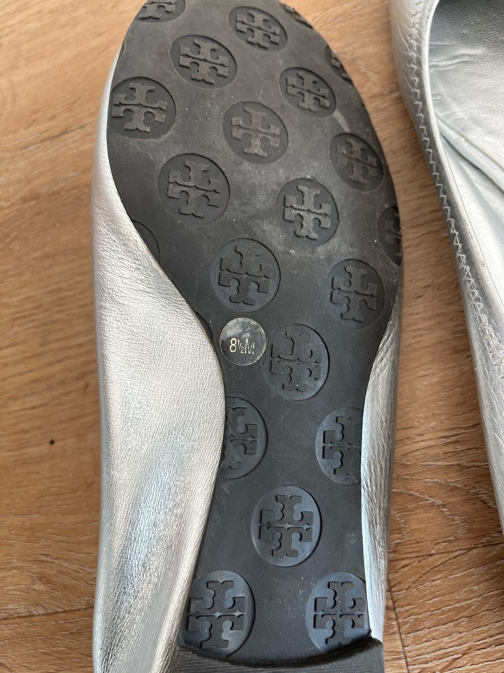 Tory Burch Reva Metallic Silver Leather Ballet Flats Logo Medallion Size 8.5 - Picture 9 of 11